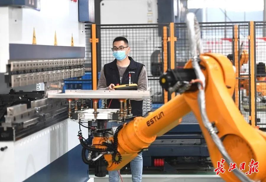 《长江日报》关注长江电气开足马力，数字化智造实现新年开门红